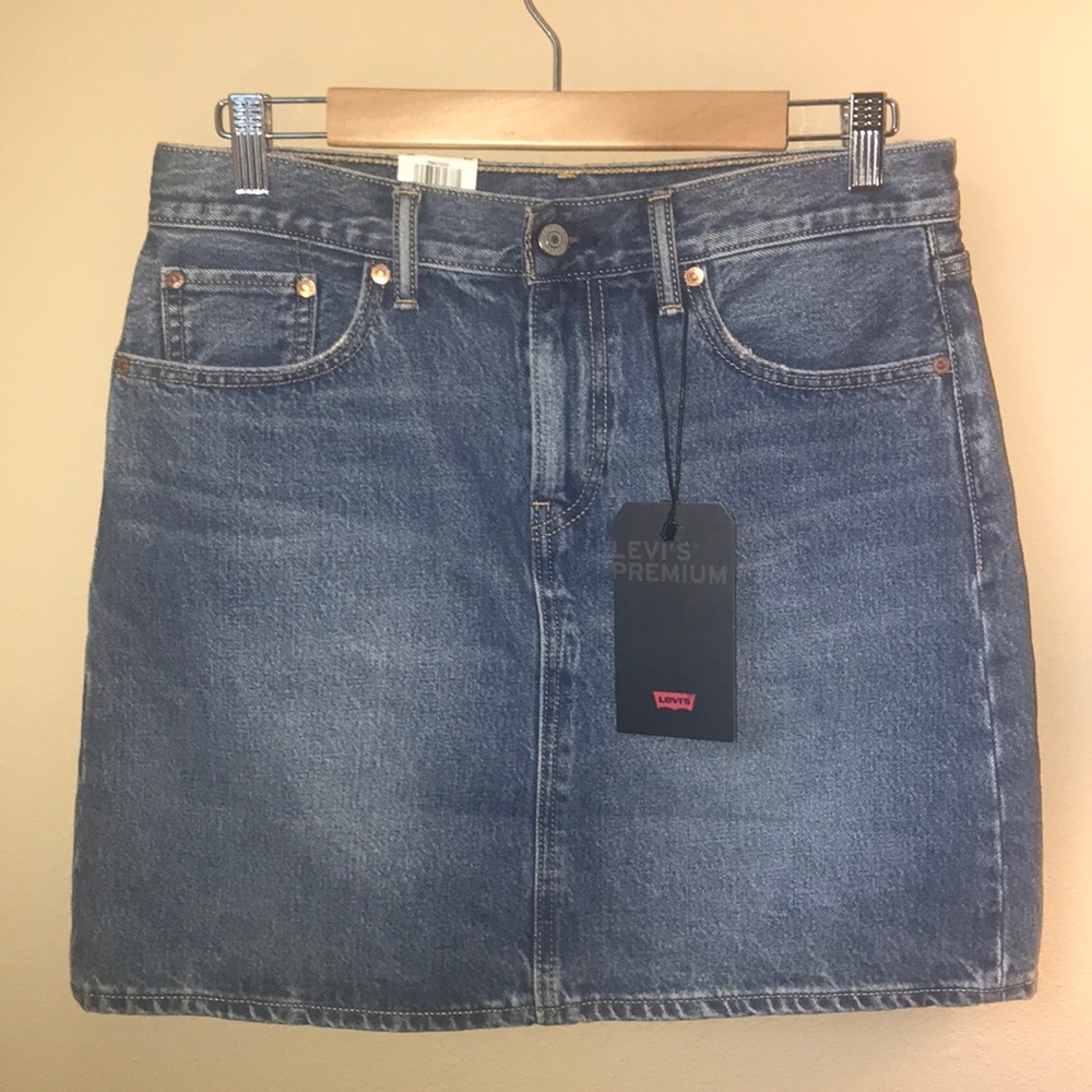 NWT ! Classic Levis Denim Skirt